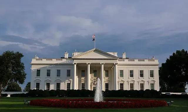 七年的流媒, 费模式, 白宫内进行