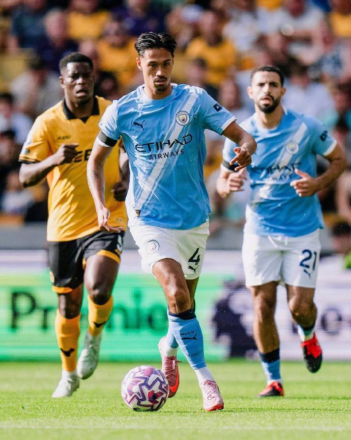 行下底传中, 他迅速将球