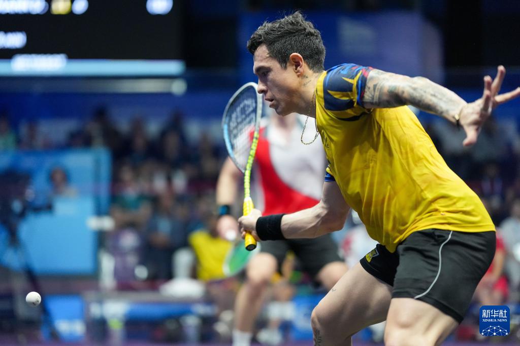 手摘铜, 新华社记者