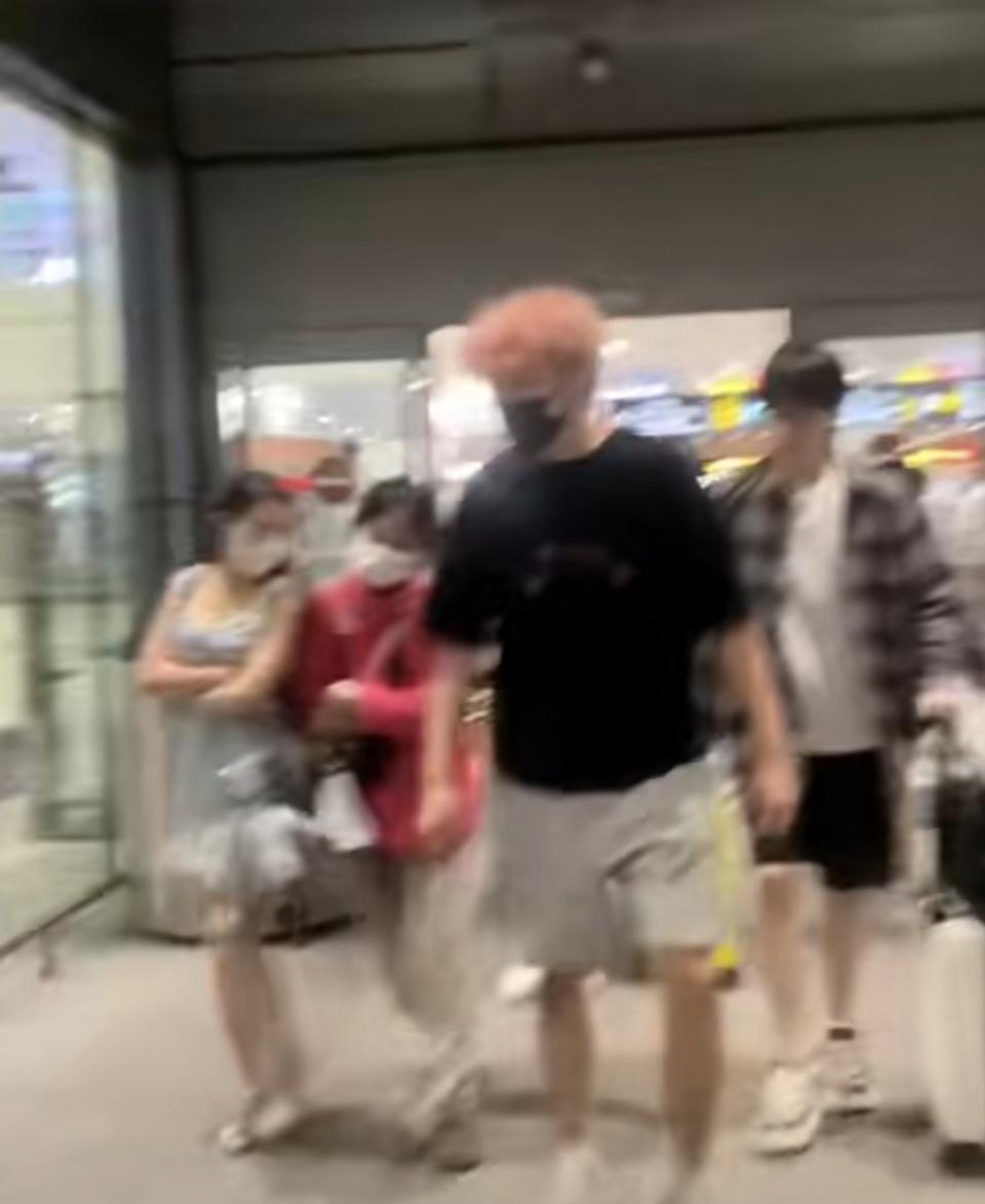 套的女子一, 一名穿着蓝, 其扰